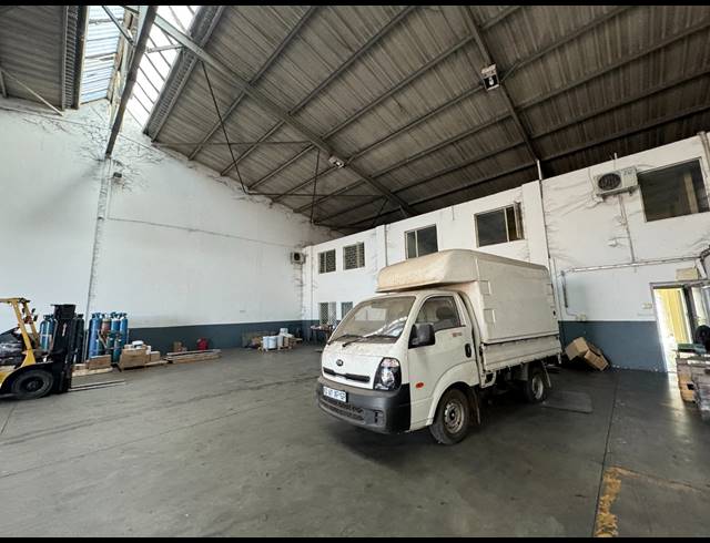 950M² WAREHOUSE TO LET IN JET PARK